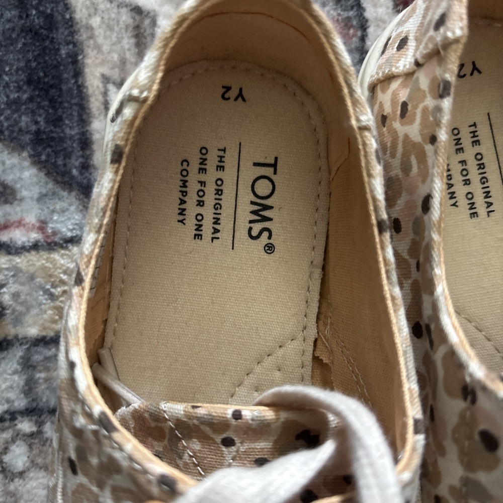 Youth Girls size 2 Toms shoes lace up - Picture 3 of 4